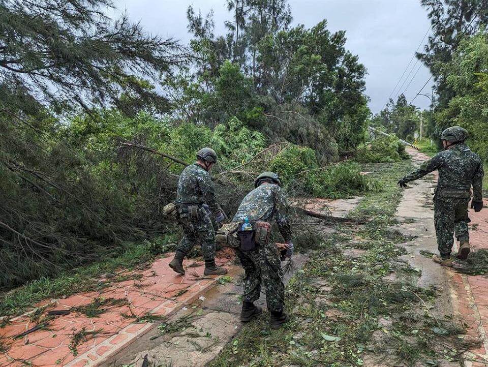 杜蘇芮颱風重創金門澎湖　國軍協助居民災後重建