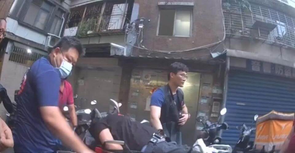 女子酒後與家人口角衝突　站5樓屋簷欲尋短警及時搶救