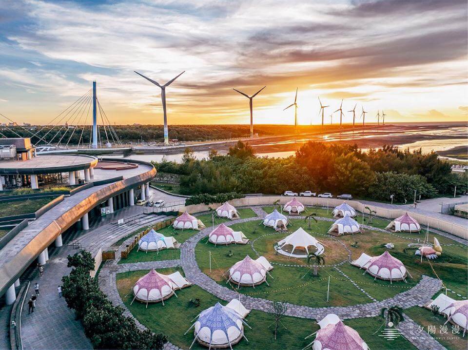 漫步高美濕地生態導覽　海鳥螃蟹伴夕陽餘暉