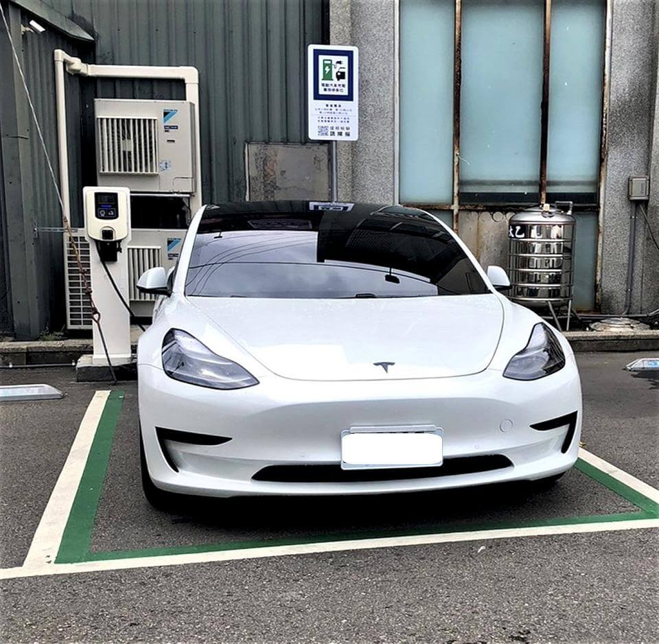 為使電動充電車格公平用 中市採計時累進收費