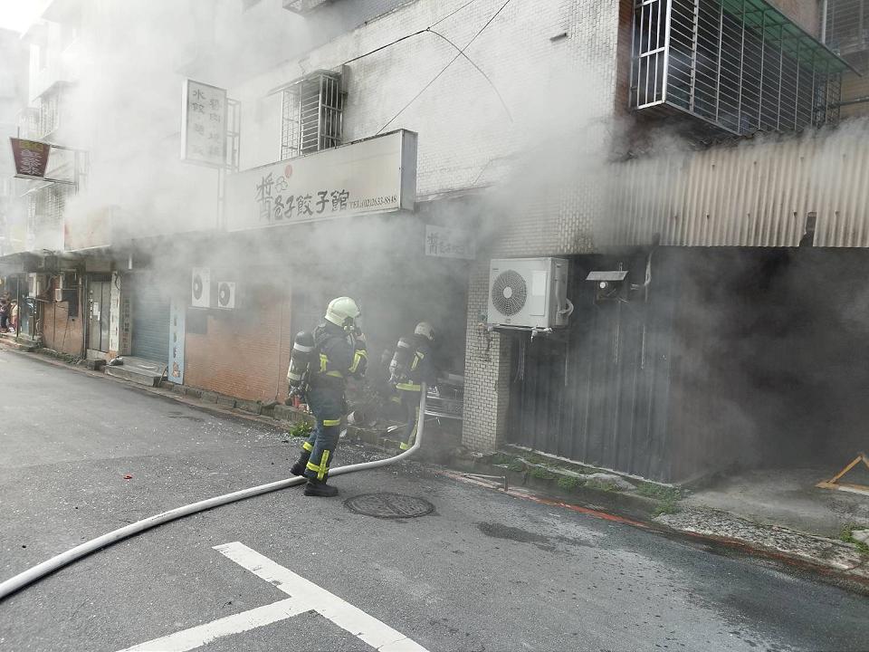 轎車衝進餃子館起火燃燒　駕駛救出時意識不清