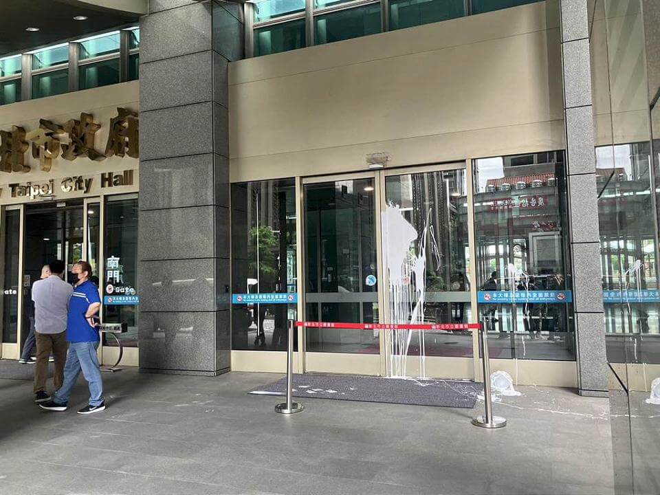 新北市府南側大門遭潑漆　男子犯案後騎車逃逸