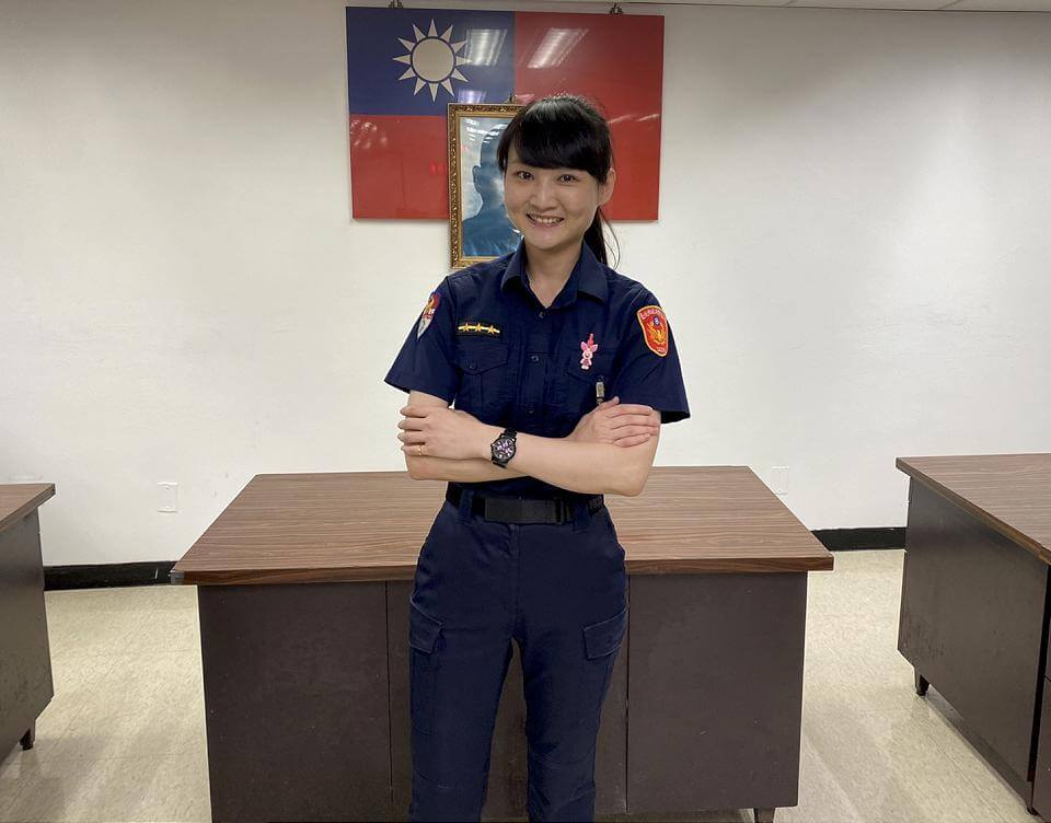 男北車連通道可憐行乞 正妹女警識破通緝犯身分