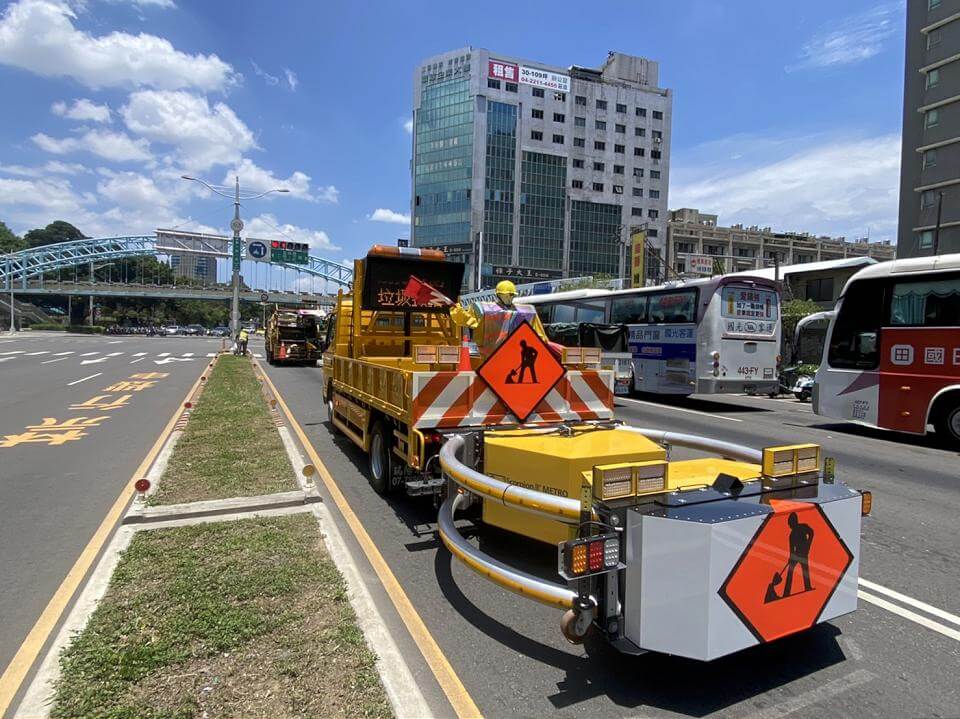 緩衝工程車保護清潔隊員 安全第一台中開出首例