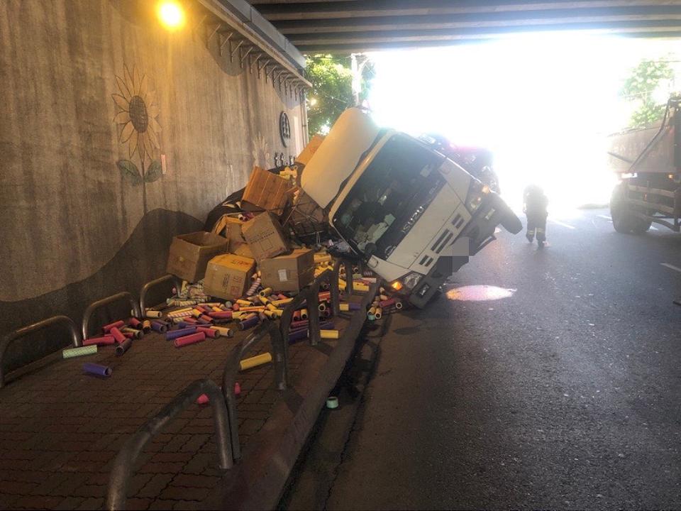 貨車疑似轉彎車速過快　側翻涵洞貨品掉滿地