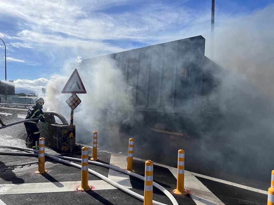 台66線中豐路匝道火燒車　大貨車頭陷火海燒毀