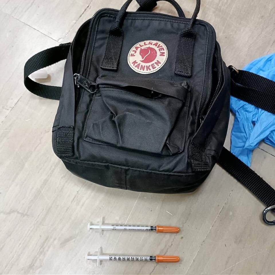 男施打毒品精神恍惚踹警　自繳背包搜出注射針筒