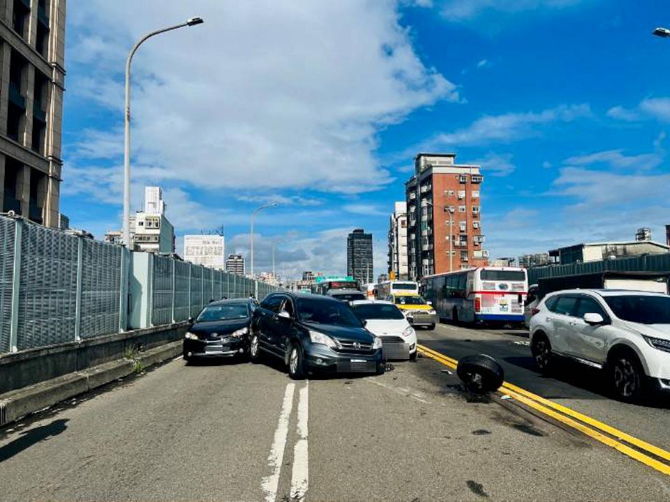 台北橋賓士車逆向撞7車　肇事駕駛竟趁隙逃逸