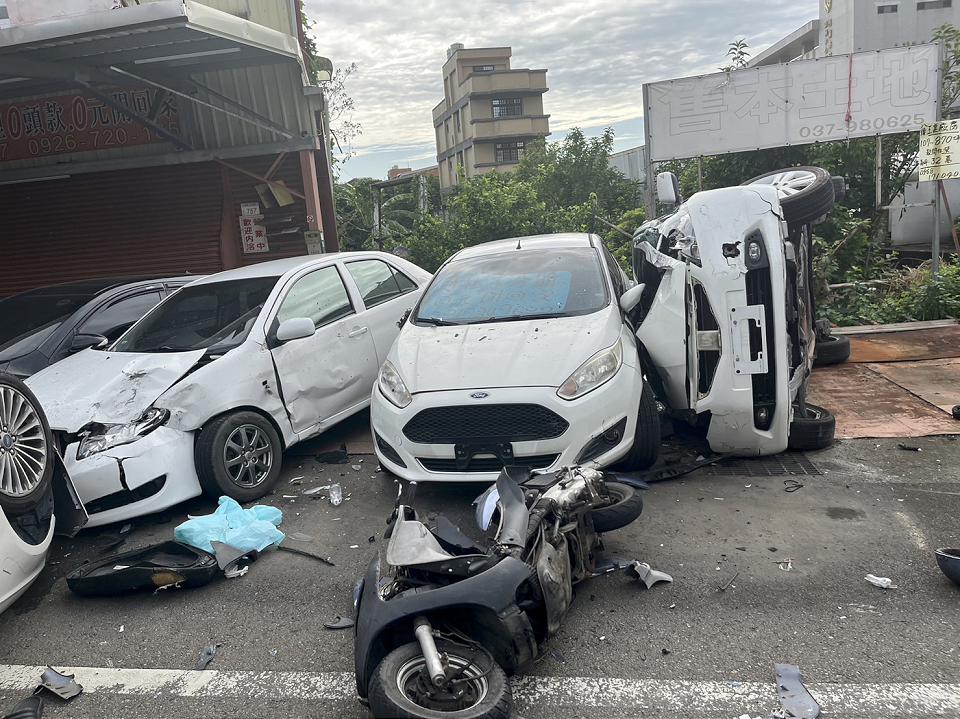 老翁開車疑違規闖紅燈　衝撞1騎士波及4輛車