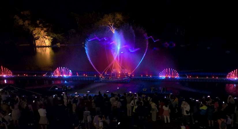 水舞搭配絢彩雷射，與碧潭吊橋互相輝映，打造多重視覺享受