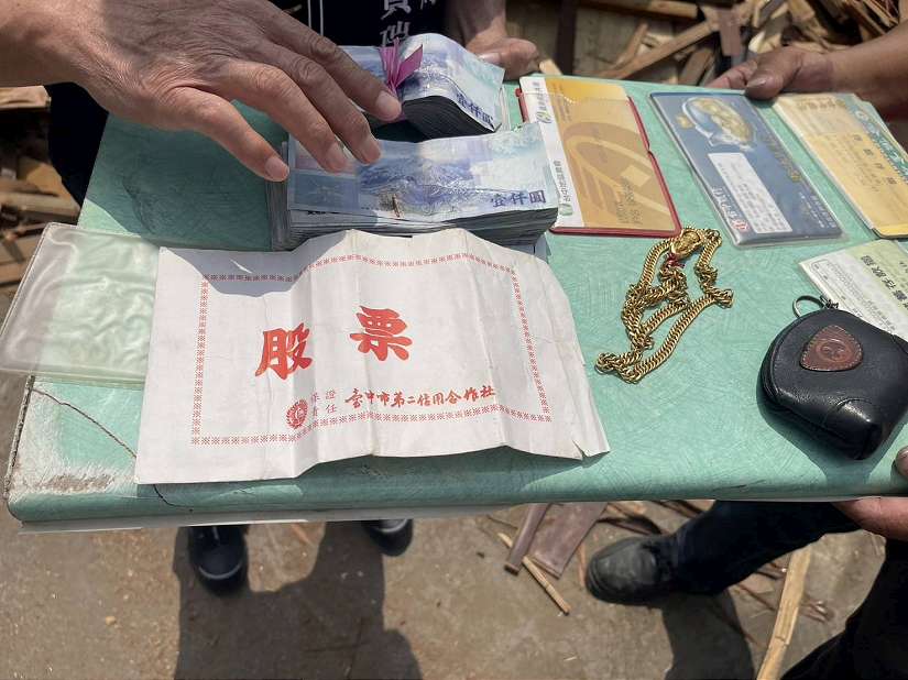 中市清潔隊回收家具又挖到寶 拾回近40萬元現金及金鍊