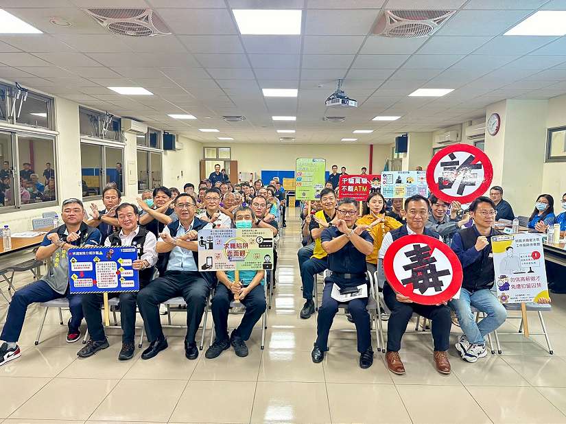 苗栗頭份警分局辦理治安座談會  「Q版永貞媽防詐小神衣」首發 民眾愛不釋手 