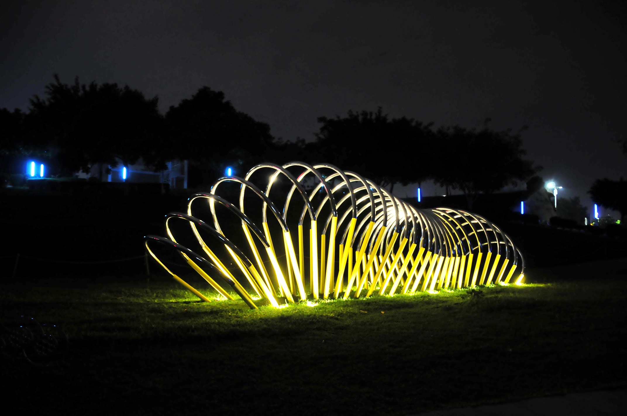 夜探台中水湳中央公園 10米巨型毛毛蟲閃亮現蹤！