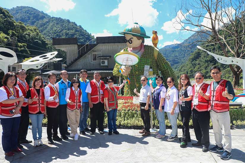 谷關必嚐滋味！盧市長視察白冷國小化身「掃貨女王」 與師生同樂大啖冰棒