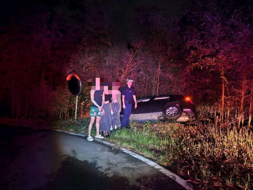 駕車疑過彎失控翻落邊坡 警急協助人員脫困