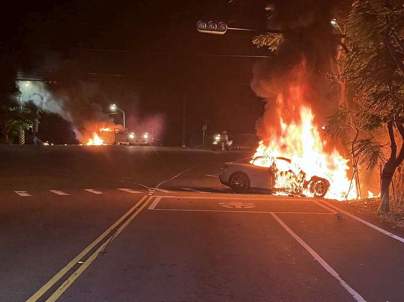 撞擊一瞬間起火燃燒 3輛車付之一炬 所幸當事人僅受輕傷