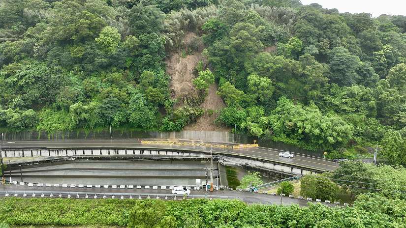 苗栗縣南庄鄉124乙線6k處道路因連續雨勢導致崩塌