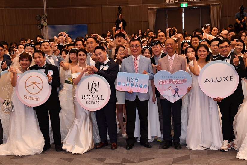 李四川代蔣萬安出席臺北市聯合婚禮為新人獻上祝福 現場分享婚姻經驗和金句